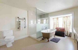 Haartrockner, Handtücher, Seife, Toilettenpapier