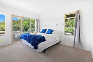 6 bedrooms, iron/ironing board, WiFi, bed sheets