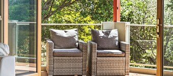 Stylish group getaway with views! Hot tub, games room, central