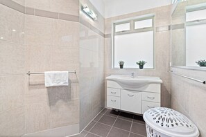 Shower, hair dryer, towels, soap - Stylish group getaway with views! Hot tub, games room, central (Whangārei)