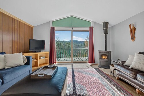 Inviting 2-bedroom condo 1 mi. from Stratton Access Road with
 Stratton View