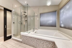 Dusche, Whirlpool, Haartrockner, Bidet