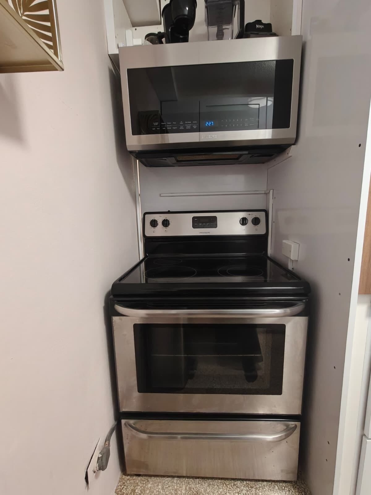 Réfrigérateur, micro-ondes, four, plaque de cuisson