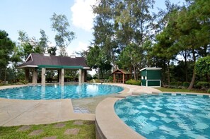 Pool - Cozy 1-bedroom condo in Alpine Villas Crosswinds Tagaytay (Tagaytay City)