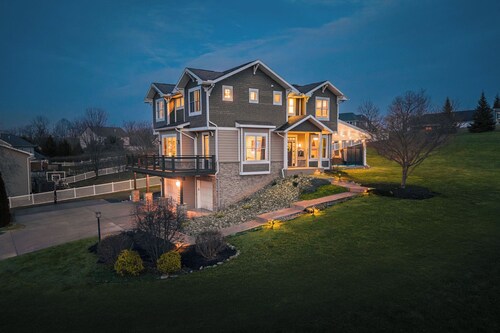 Lion’s Lookout | PSU Retreat w/Hot Tub & Game Room