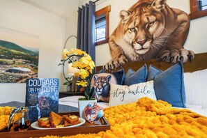 Escritorio, tabla de planchar con plancha, cuna de viaje y wifi gratis 