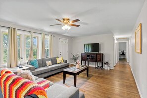 TV, fireplace - Peaceful hilltop country living, 10 mins to stores (Barnhart)