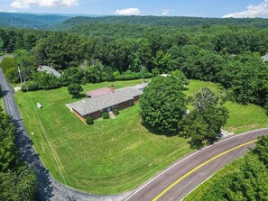 Exterior - Peaceful hilltop country living, 10 mins to stores (Barnhart)