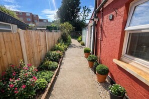 Property grounds - Luton 4BR Home | Airport & M1 Access | Wi-Fi (Luton)