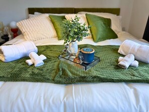 Iron/ironing board, free WiFi, bed sheets - Luton 4BR Home | Airport & M1 Access | Wi-Fi (Luton)