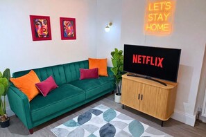 TV - Luton 4BR Home | Airport & M1 Access | Wi-Fi (Luton)