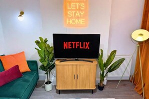 TV - Luton 4BR Home | Airport & M1 Access | Wi-Fi (Luton)
