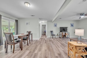 Interior - Charming 3-bedroom house with AC in friendly Temple. Privet, clean, safe, quiet. (Temple)