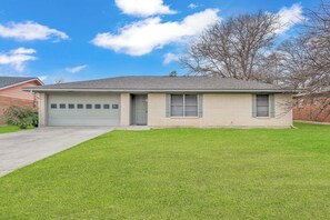 Exterior - Charming 3-bedroom house with AC in friendly Temple. Privet, clean, safe, quiet. (Temple)