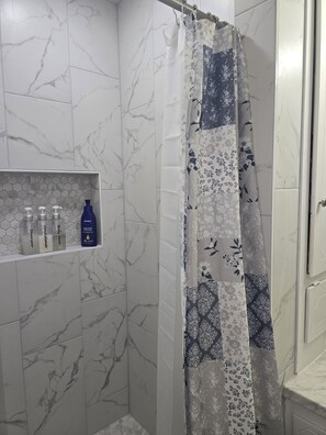 Shower, hair dryer, towels, soap - Charming 3-bedroom house with AC in friendly Temple. Privet, clean, safe, quiet. (Temple)
