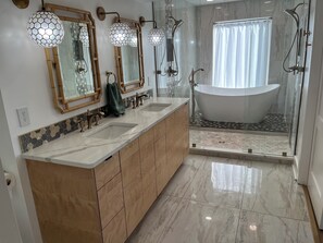 Towels, soap, toilet paper - Waterfront Bay Views, Private Pool, 6 Bedroom, Pet-Friendly! Sleeps14 (Virginia Beach)