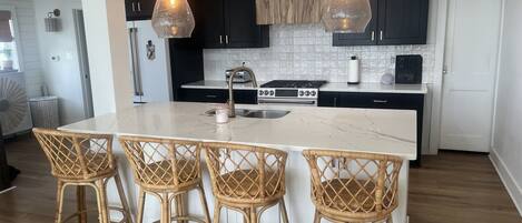 Mikrobølgeovn, ovn, kokeplater og oppvaskmaskin