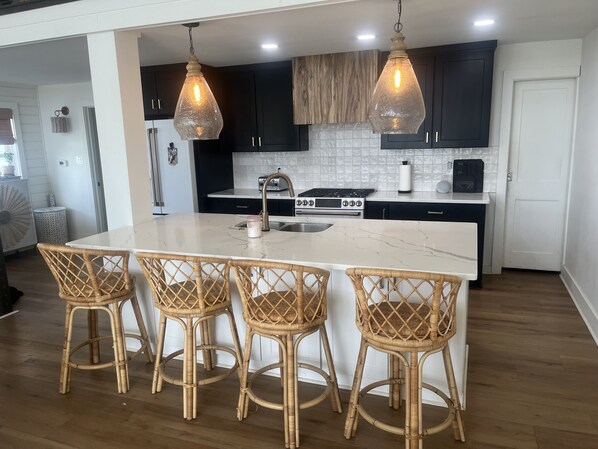 Microondas, horno, parrilla de estufa y lavavajillas 