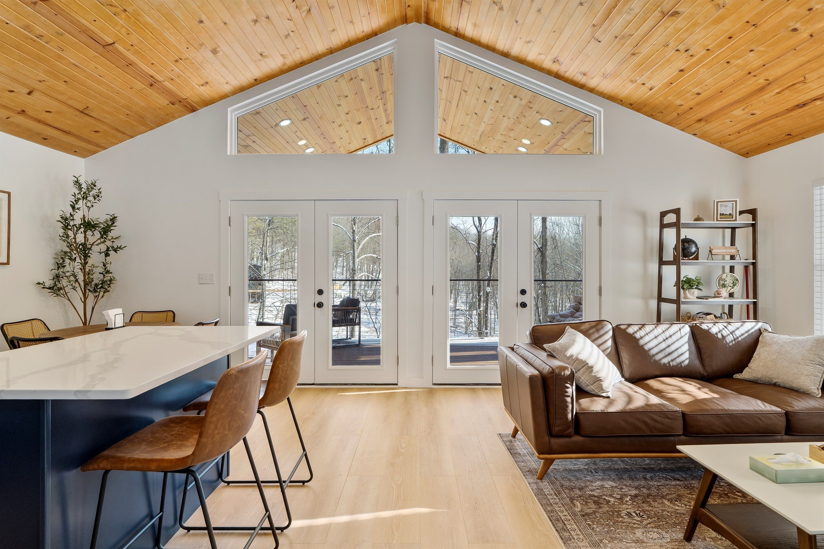 TV connectée, baby-foot, livres