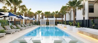 The Capri - Luxury 3BR Townhouse Surfers Paradise with Pool