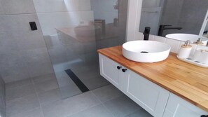 Shower, hair dryer, towels - Great home for families and groups (Culburra Beach)