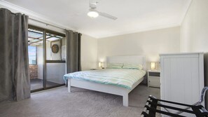 3 bedrooms, iron/ironing board, bed sheets - Great home for families and groups (Culburra Beach)