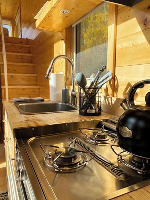 Private kitchen - Spectacular Views Mountain Tiny Home Near Vail (Red Cliff)