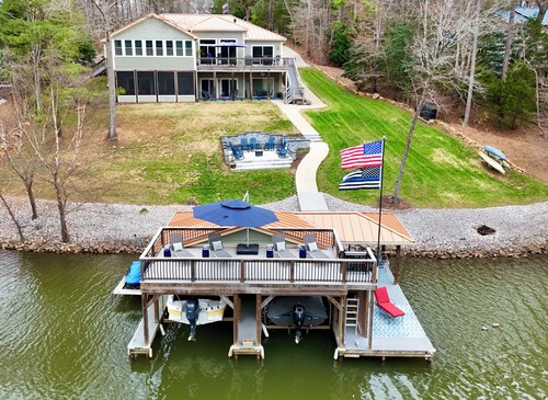 NEW! Hot Tub, 5 King beds & 6 Bunks sleep 18-Fire Pit-Sunroom-Sundeck-kayaks-SUP