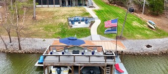 NEW! Hot Tub, 5 King beds & 6 Bunks sleep 18-Fire Pit-Sunroom-Sundeck-kayaks-SUP