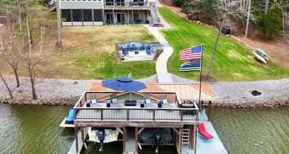 NEW! Hot Tub, 5 King beds & 6 Bunks sleep 18-Fire Pit-Sunroom-Sundeck-kayaks-SUP
