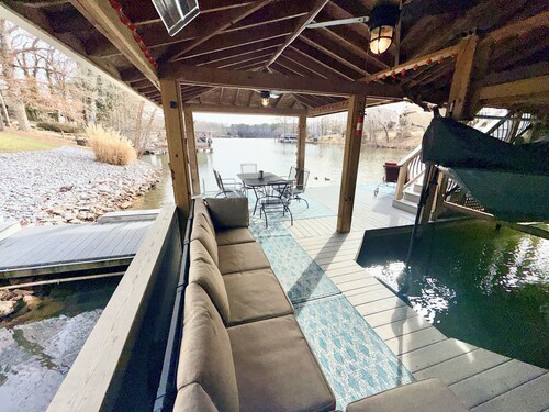 Hot Tub! 5 King bed rooms & Bunk room–Fire Pit/Sunroom/Great Water -Sleeps 18