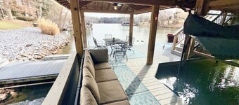 Hot Tub! 5 King bed rooms & Bunk room–Fire Pit/Sunroom/Great Water -Sleeps 18