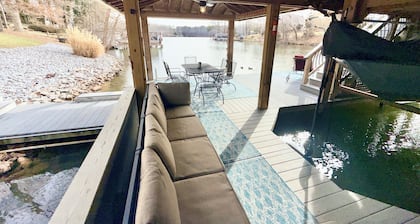 Hot Tub! 5 King bed rooms & Bunk roomâFire Pit/Sunroom/Great Water -Sleeps 18