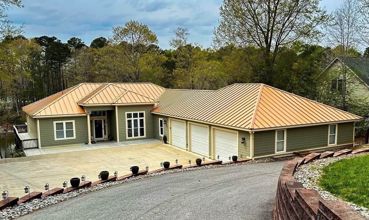 Ett tvåvåningshus med ett garage, en inglasad veranda och en uppfart.