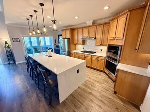 Fridge, microwave, oven, stovetop - NEW! Hot Tub, 5 King beds & 6 Bunks sleep 18-Fire Pit-Sunroom-Sundeck-kayaks-SUP (Bracey)