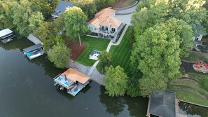 A large house with a swimming pool, dock, and a well-maintained lawn. - Copper Cove LKG
Sleep 18, Hot Tub, Fire Pit. Amazing Lakefront Retreat. Nature! (Bracey)