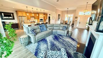 TV connectée, cheminée, lecteur de DVD