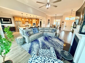 Smart TV, fireplace, DVD player - NEW! Hot Tub, 5 King beds & 6 Bunks sleep 18-Fire Pit-Sunroom-Sundeck-kayaks-SUP (Bracey)