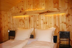 Caja de seguridad en la habitación y tabla de planchar con plancha 