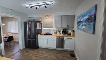 Geladeira, micro-ondas, fogão, cooktop