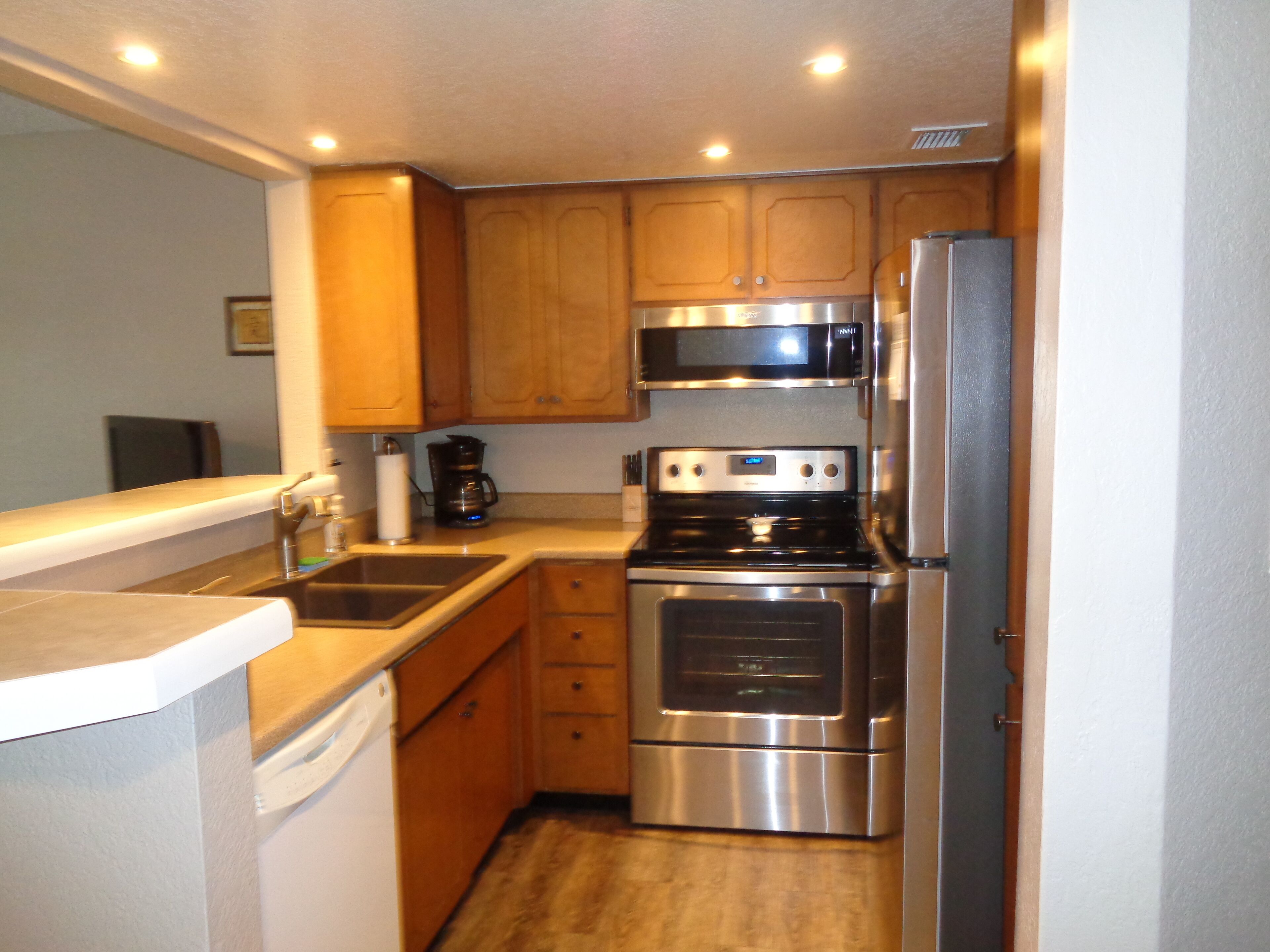 Een oven, een kookplaat, een vaatwasser