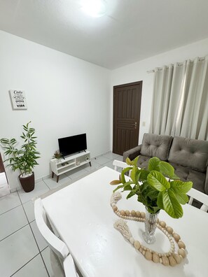 Living area - Beautiful downtown apartment in Praia dos Ingleses, Florianopolis (Florianópolis)