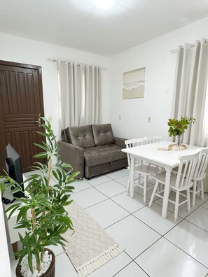 Living area - Beautiful downtown apartment in Praia dos Ingleses, Florianopolis (Florianópolis)