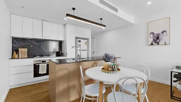 Jääkaappi, mikroaaltouuni, uuni, liesi