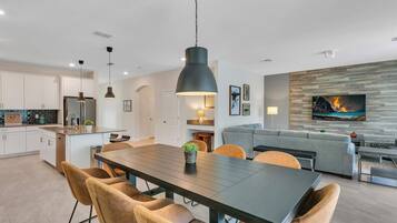 Casa (6 Bedrooms) | Zona de estar | Smart TV de 50 pulgadas con canales por cable