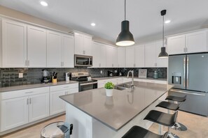 Microondas, horno, placa de cocina, lavavajillas