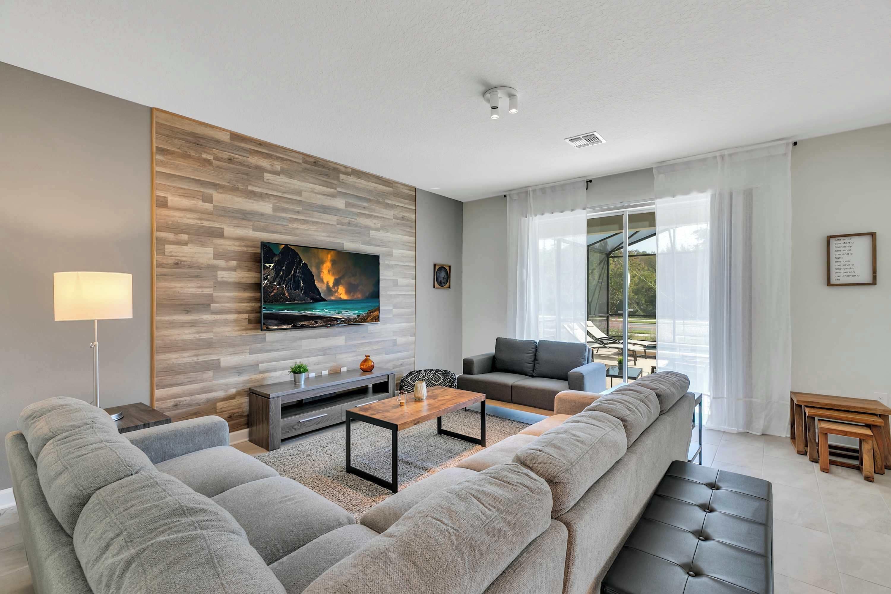 House (6 Bedrooms) | Living area | 50-inch Smart TV with cable channels