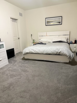 1 slaapkamer, een strijkplank/strijkijzer, wifi, beddengoed