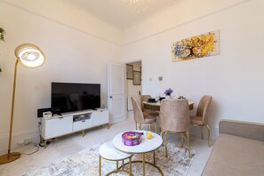 Smart TV - Stylish Chelsea Apartment Sleeps 5. Dream Location in Central London (London)