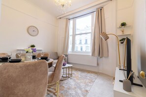 Dining - Stylish Chelsea Apartment Sleeps 5. Dream Location in Central London (London)